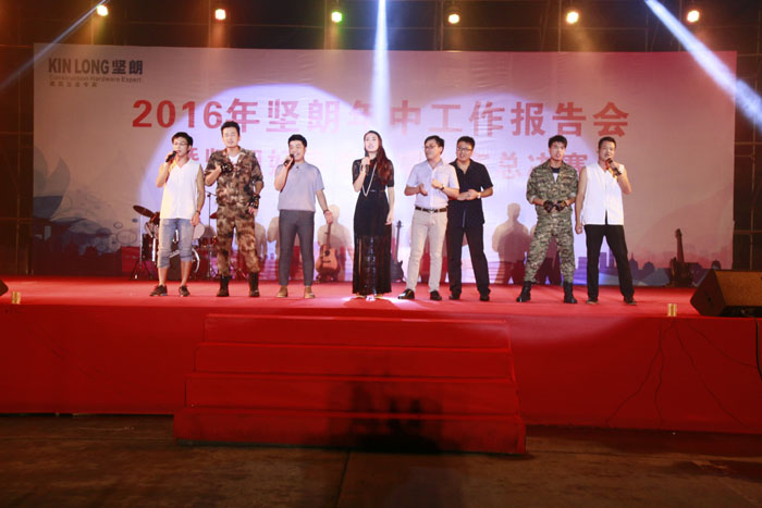 1.導(dǎo)師與優(yōu)秀歌手同臺表演歌曲串燒.JPG